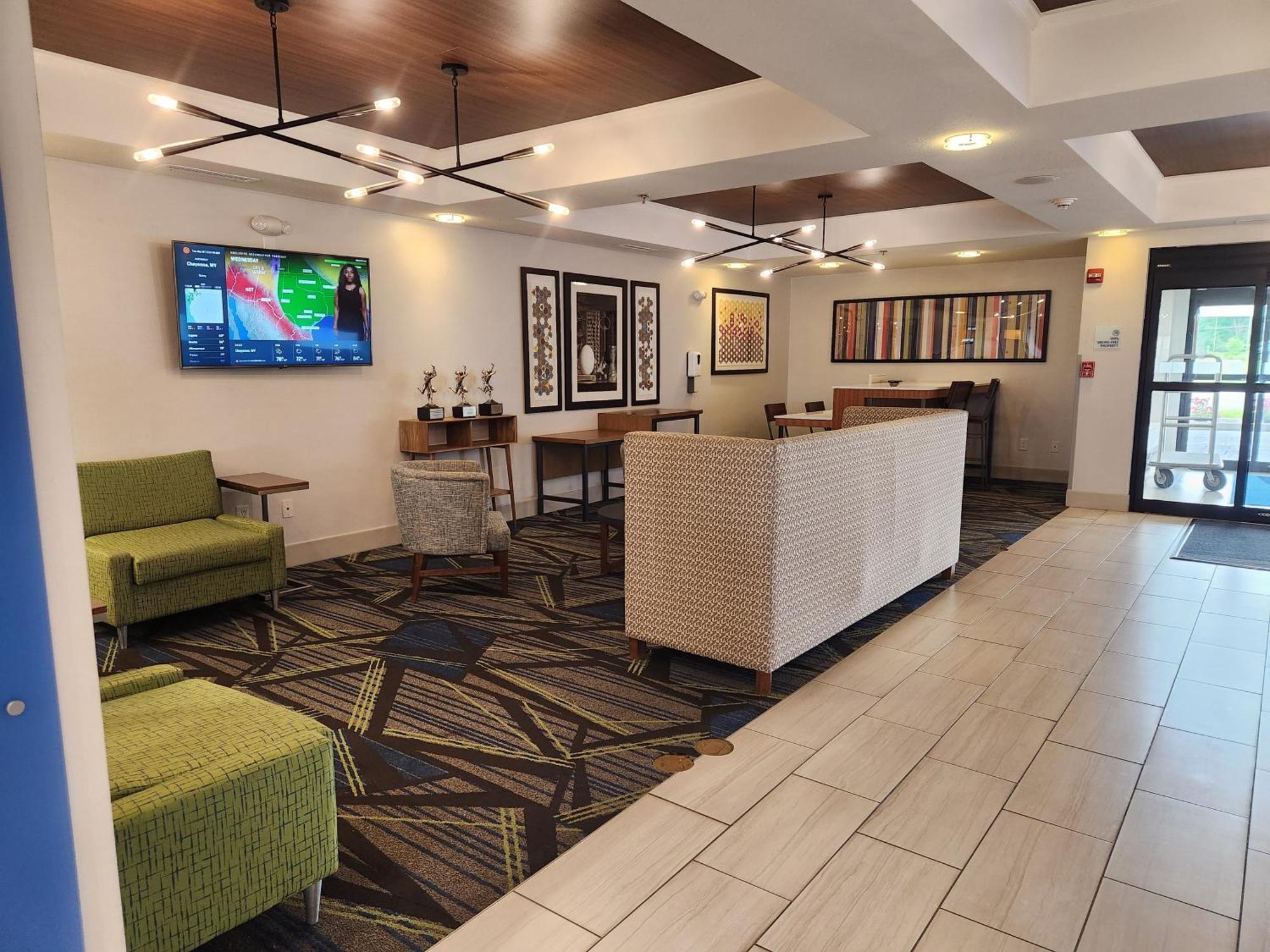 Holiday Inn Express Hotel & Suites Crawfordsville By Ihg Exterior foto